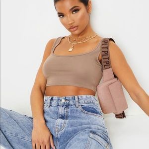 PrettyLittleThing 🤎 Mocha Scoop Neck Crop Top